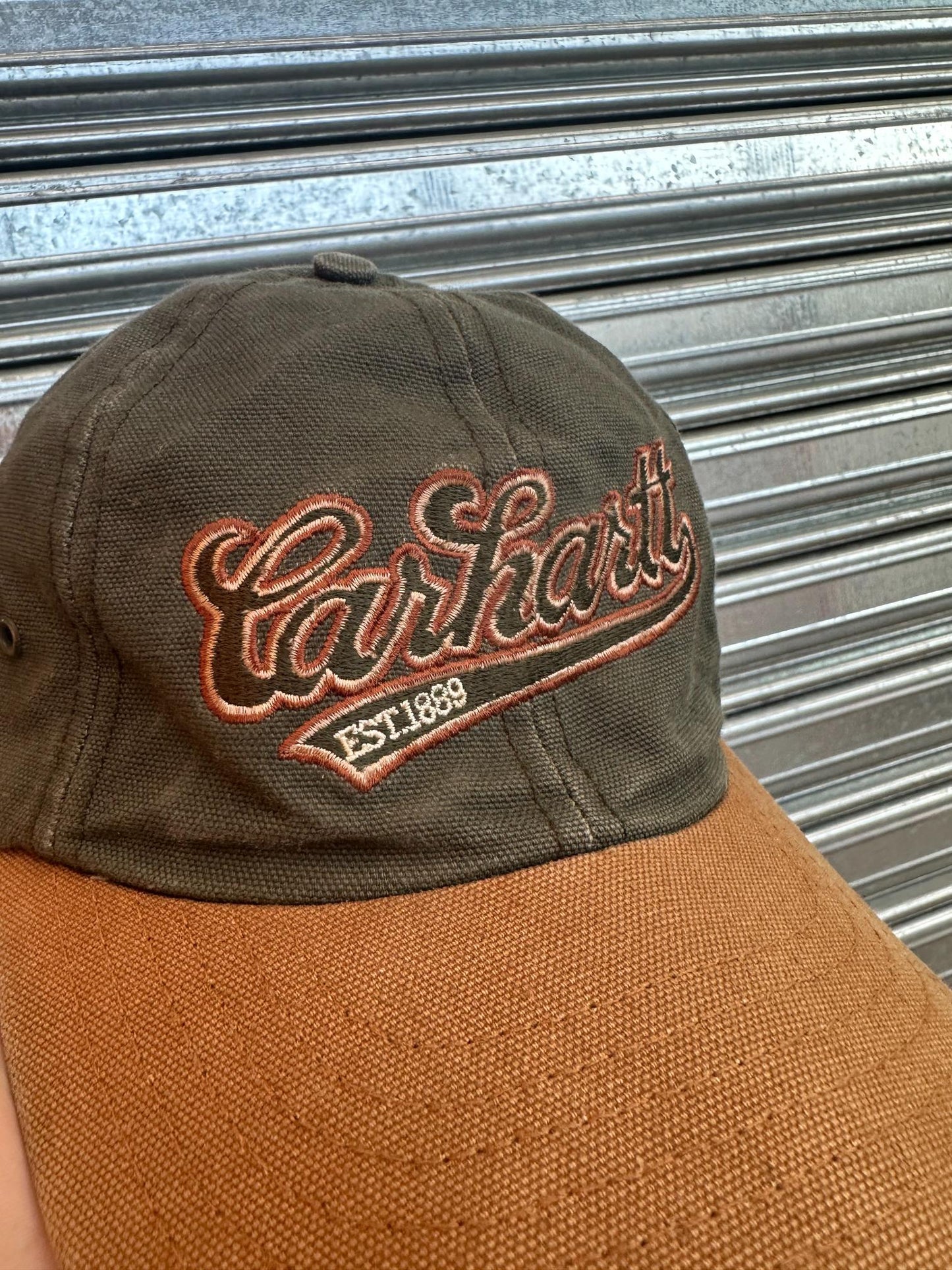 (U) Gorro Carhartt Mossy Green x Brown "Carhartt Italics Est 1889"