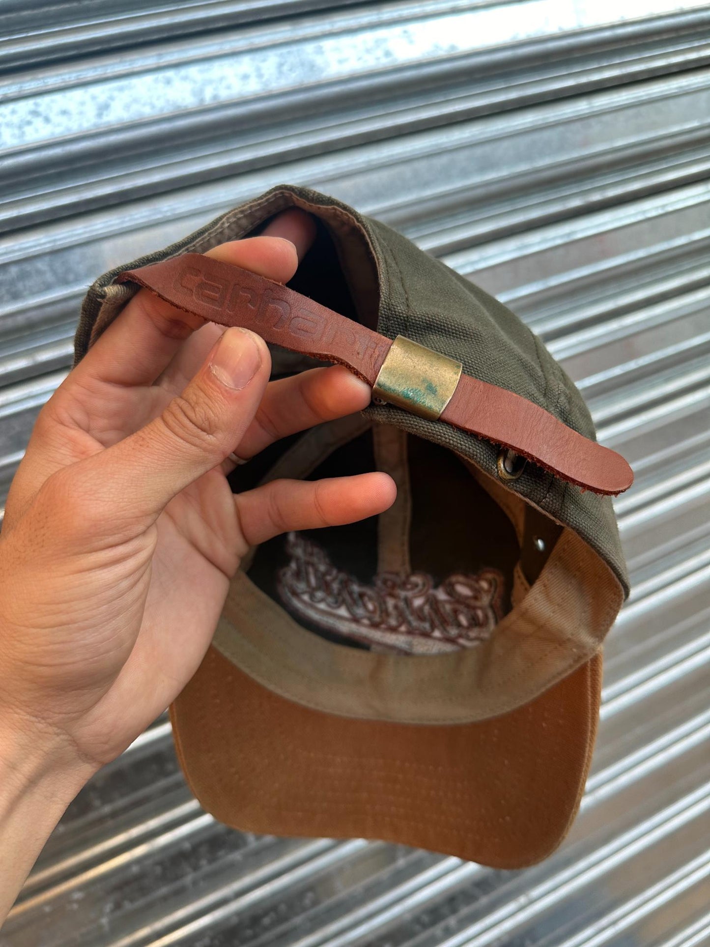 (U) Gorro Carhartt Mossy Green x Brown "Carhartt Italics Est 1889"