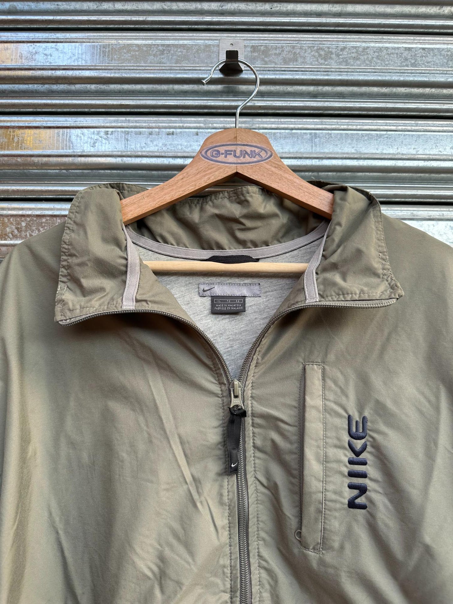 (XL) Campera Nike Vintage Rompevientos Ajustable Y2K "Moss Green / Blue Hit "