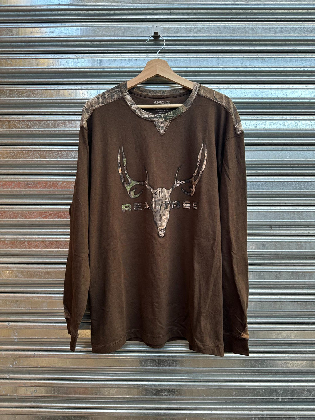 (L/XL) Reme Y2K Realtree Brown Manga Larga "Spellout Logo"
