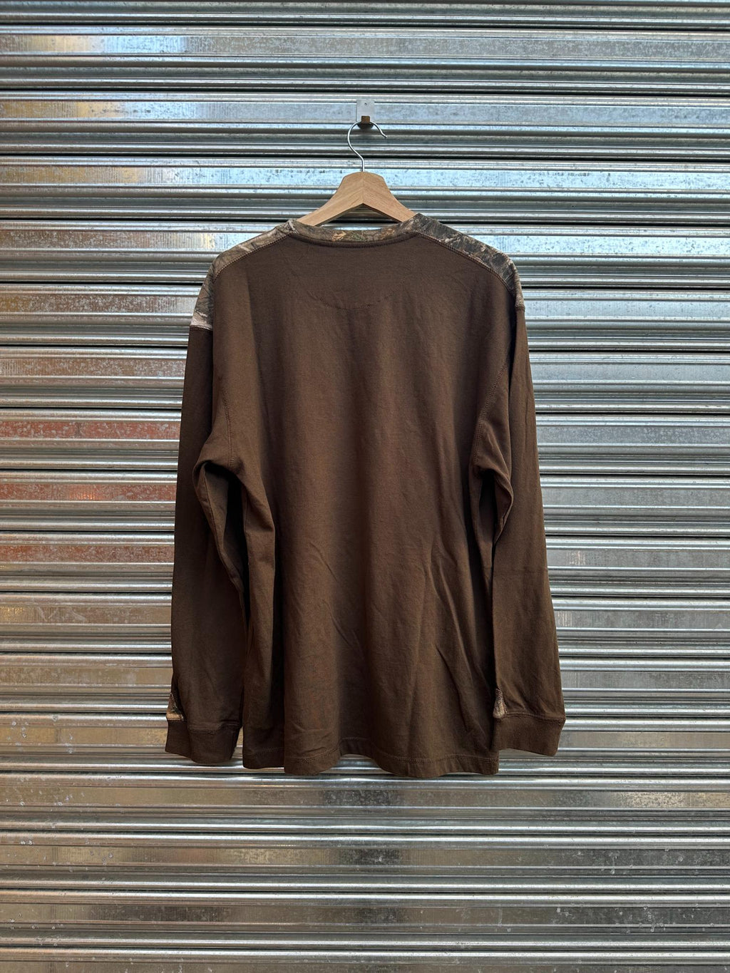 (L/XL) Reme Y2K Realtree Brown Manga Larga "Spellout Logo"