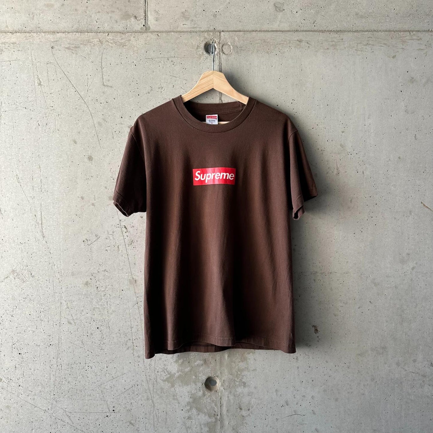 Remera Supreme "Bogo / Box Logo Brown" 20th Aniversary SS14