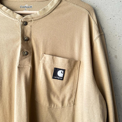 (XL) Reme Carhartt Work Dry Pocket Manga Larga Con Botones "Black Logo Over Beige"