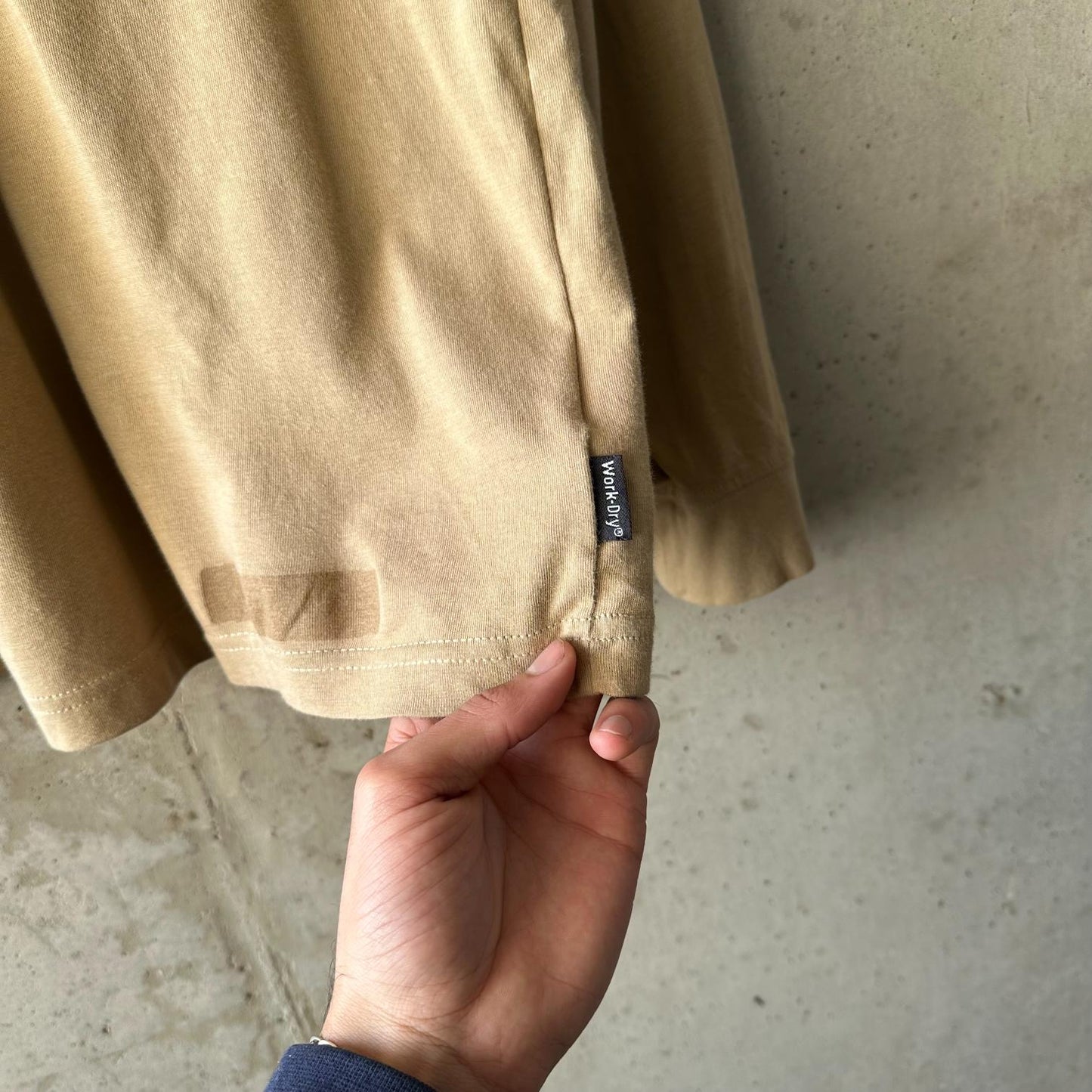 (XL) Reme Carhartt Work Dry Pocket Manga Larga Con Botones "Black Logo Over Beige"