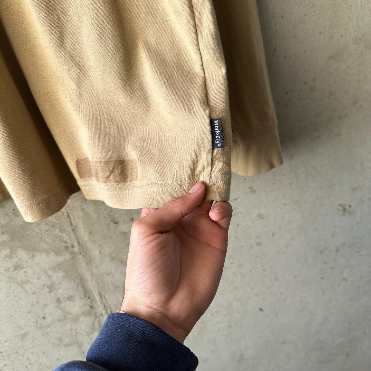 (XL) Reme Carhartt Work Dry Pocket Manga Larga Con Botones "Black Logo Over Beige"