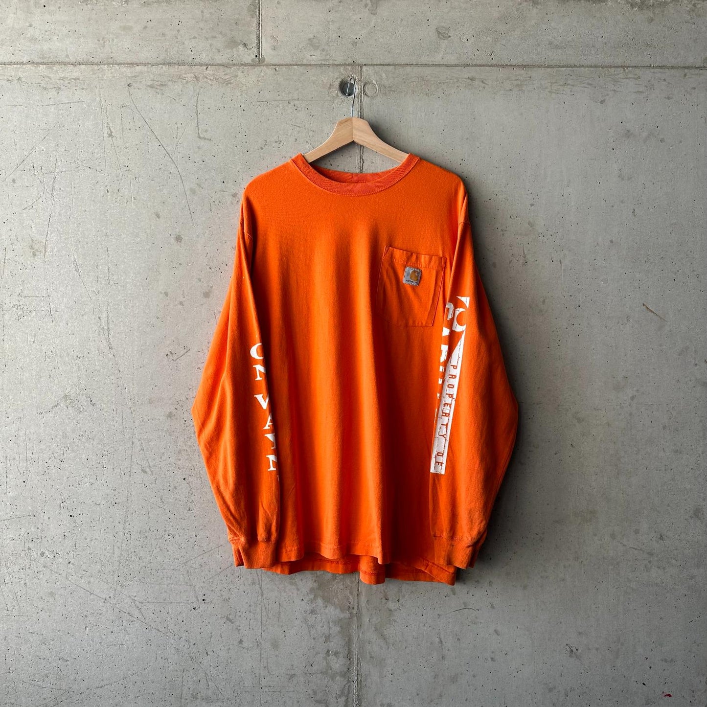 (L) Reme Carhartt Pocket Manga Larga Naranja "Property Of Carhartt"