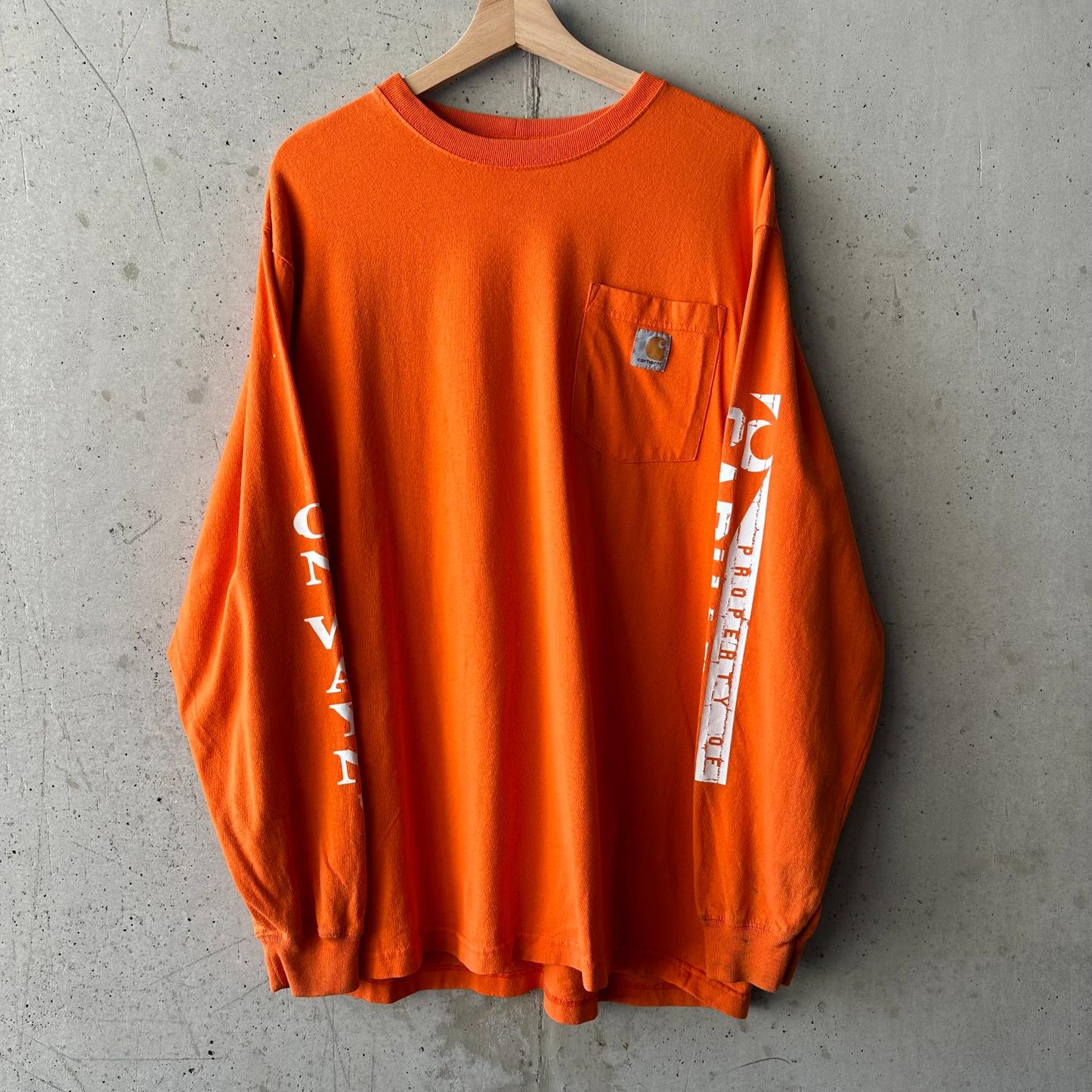 (L) Reme Carhartt Pocket Manga Larga Naranja "Property Of Carhartt"