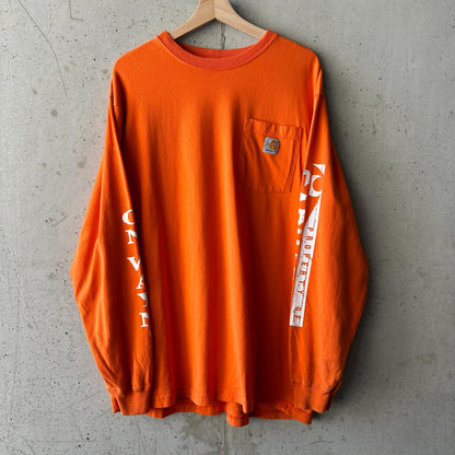 (L) Reme Carhartt Pocket Manga Larga Naranja "Property Of Carhartt"