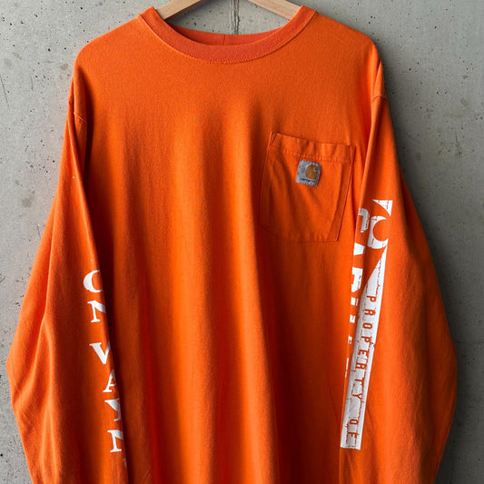 (L) Reme Carhartt Pocket Manga Larga Naranja "Property Of Carhartt"