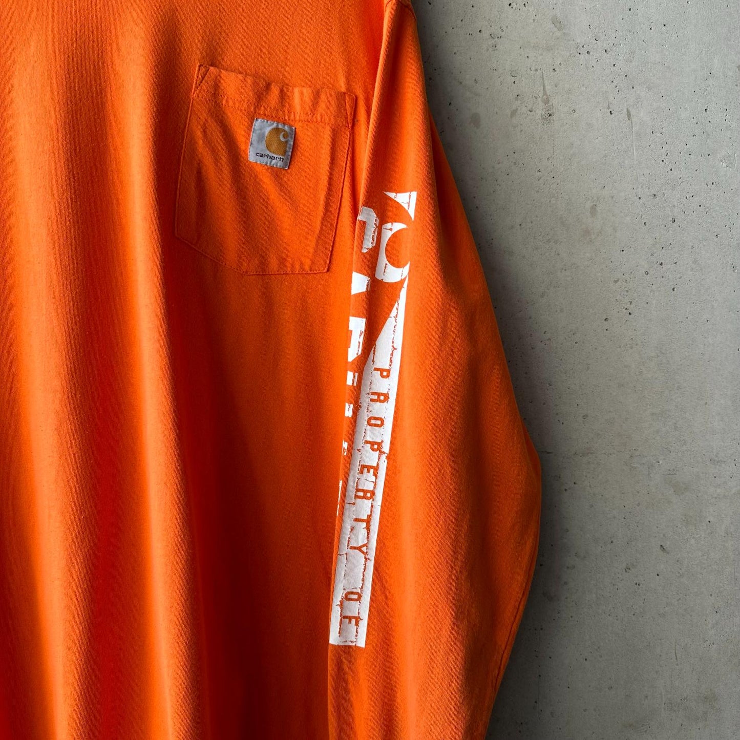 (L) Reme Carhartt Pocket Manga Larga Naranja "Property Of Carhartt"