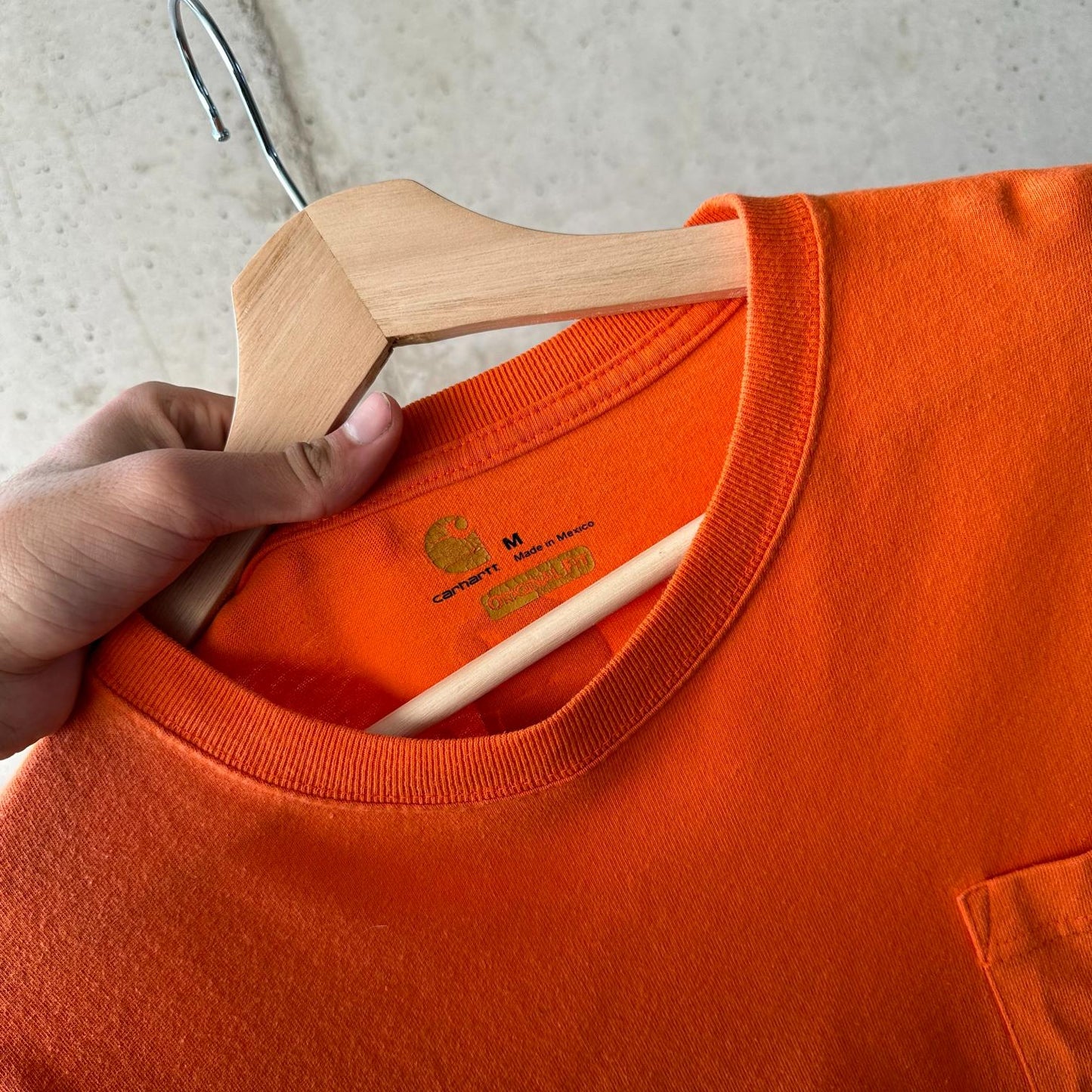 (L) Reme Carhartt Pocket Manga Larga Naranja "Property Of Carhartt"