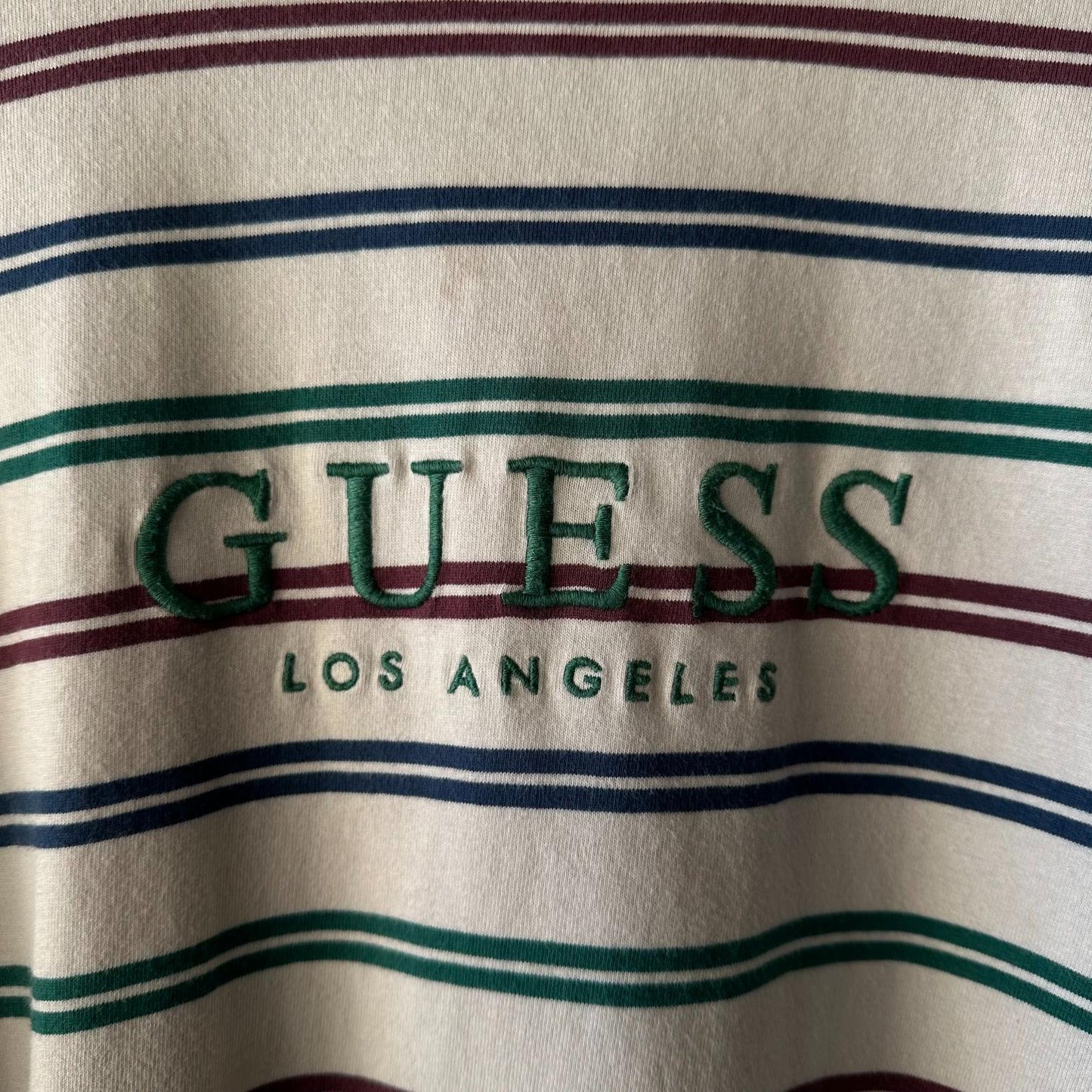 (L) Remera Vintage Guess LA "Green, Blue and Red Over Bone"