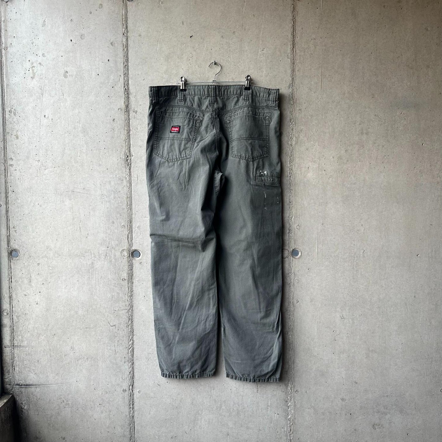 Pantalón Carpintero Wrangler "Moss Green x Paint"