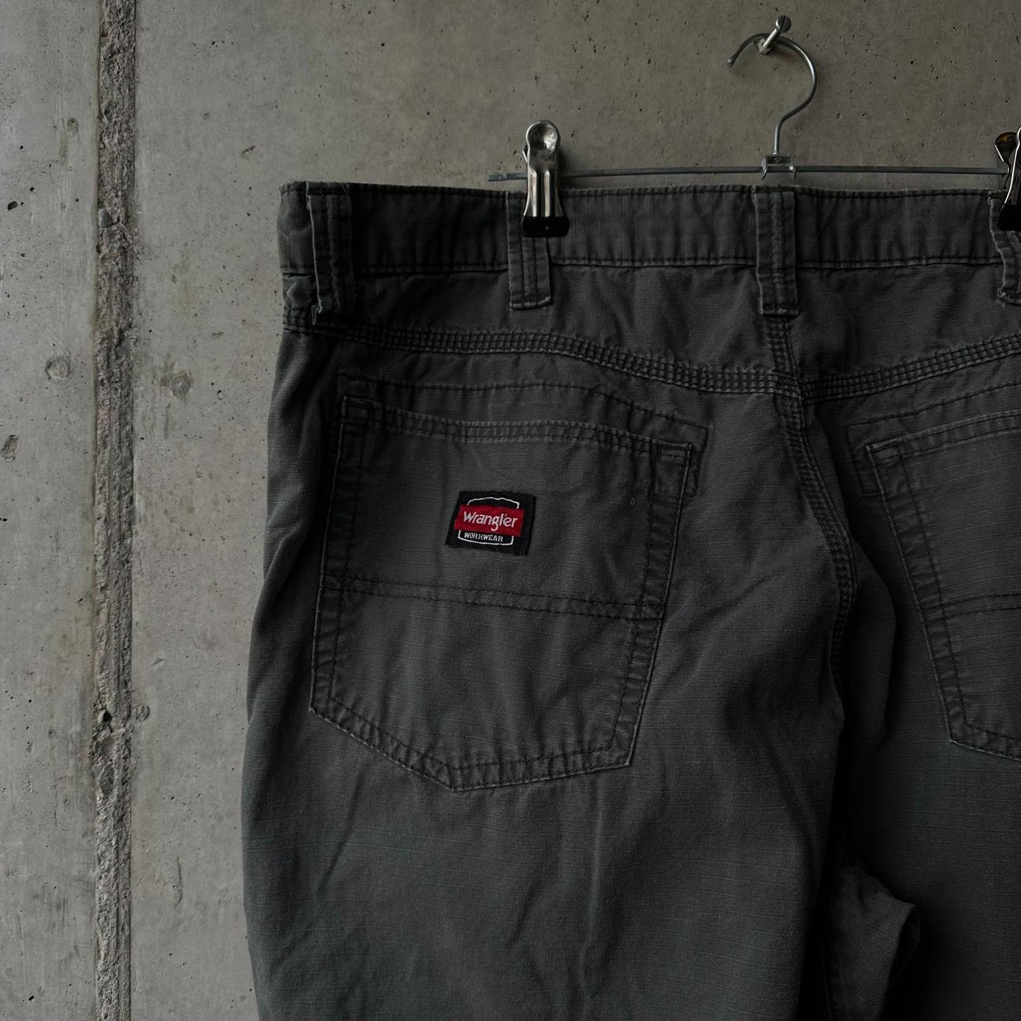 Pantalón Carpintero Wrangler "Moss Green x Paint"