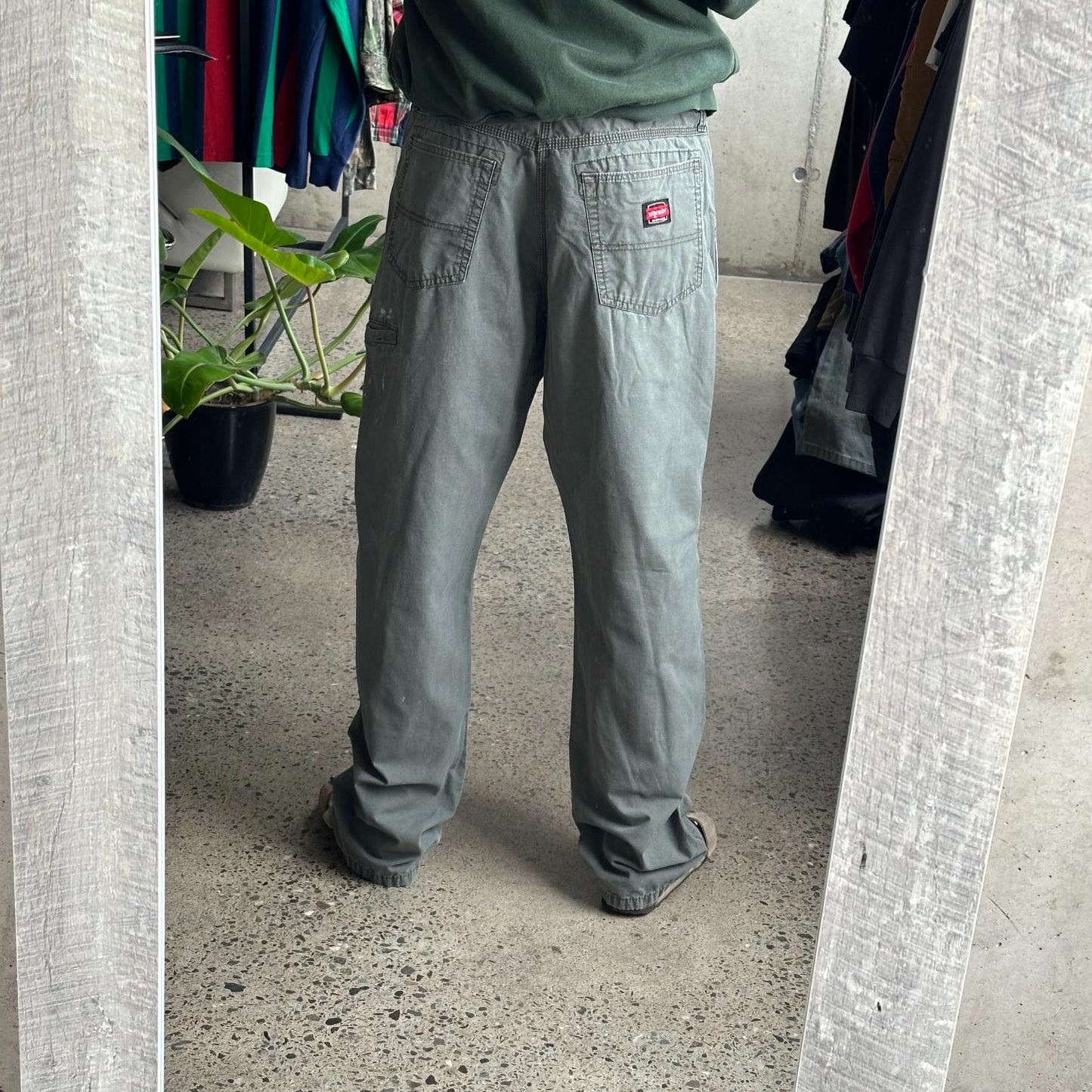 Pantalón Carpintero Wrangler "Moss Green x Paint"