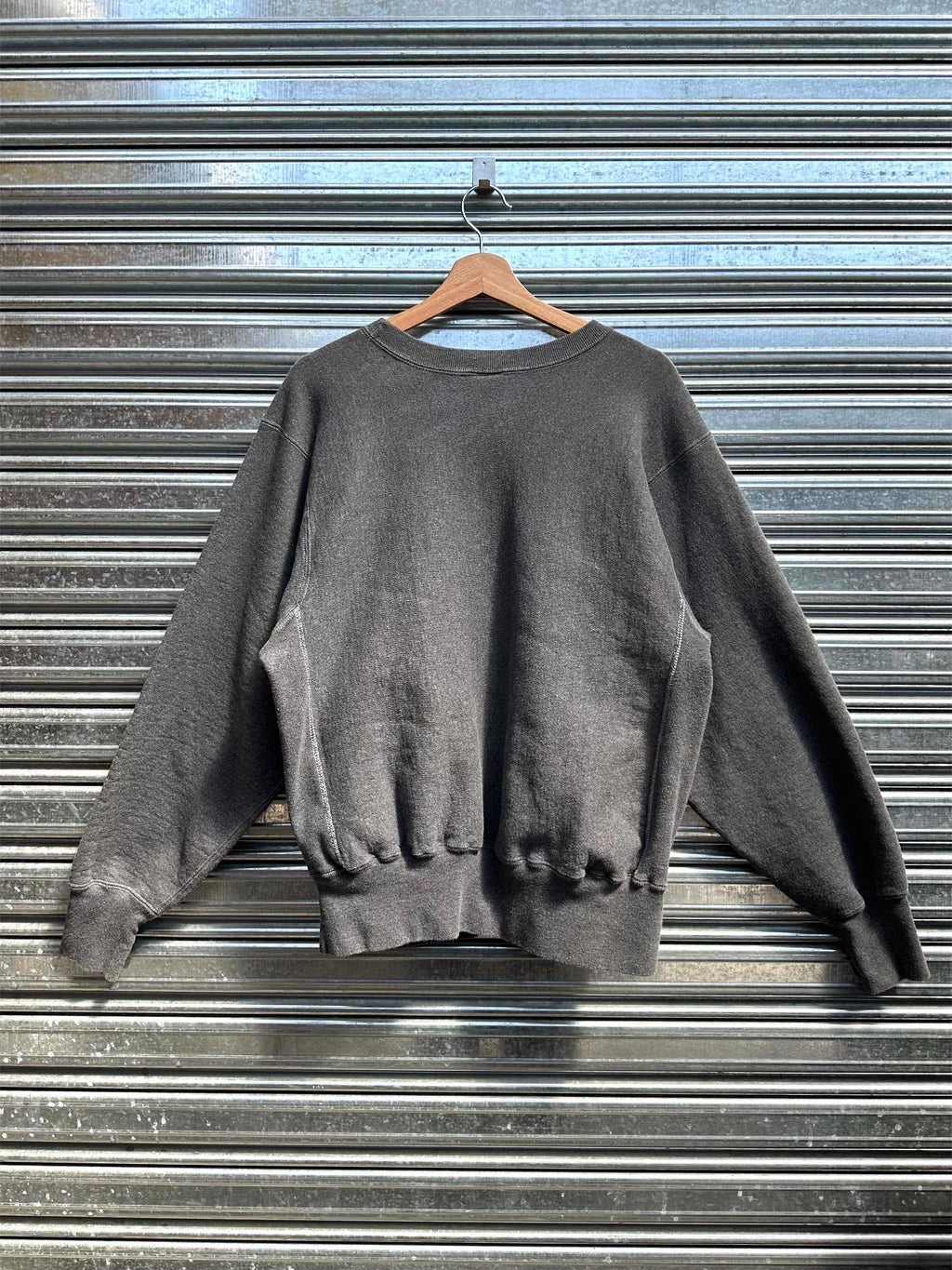 (L)Buzo Crewneck Champion Vintage Faded Black "big logo"