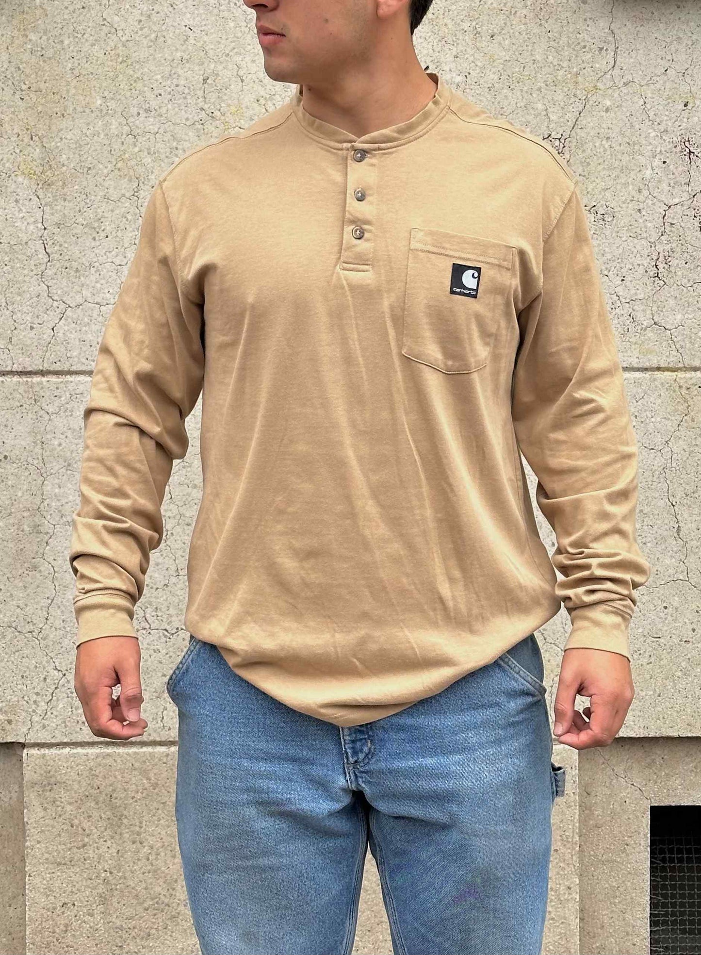 (XL) Reme Carhartt Work Dry Pocket Manga Larga Con Botones "Black Logo Over Beige"