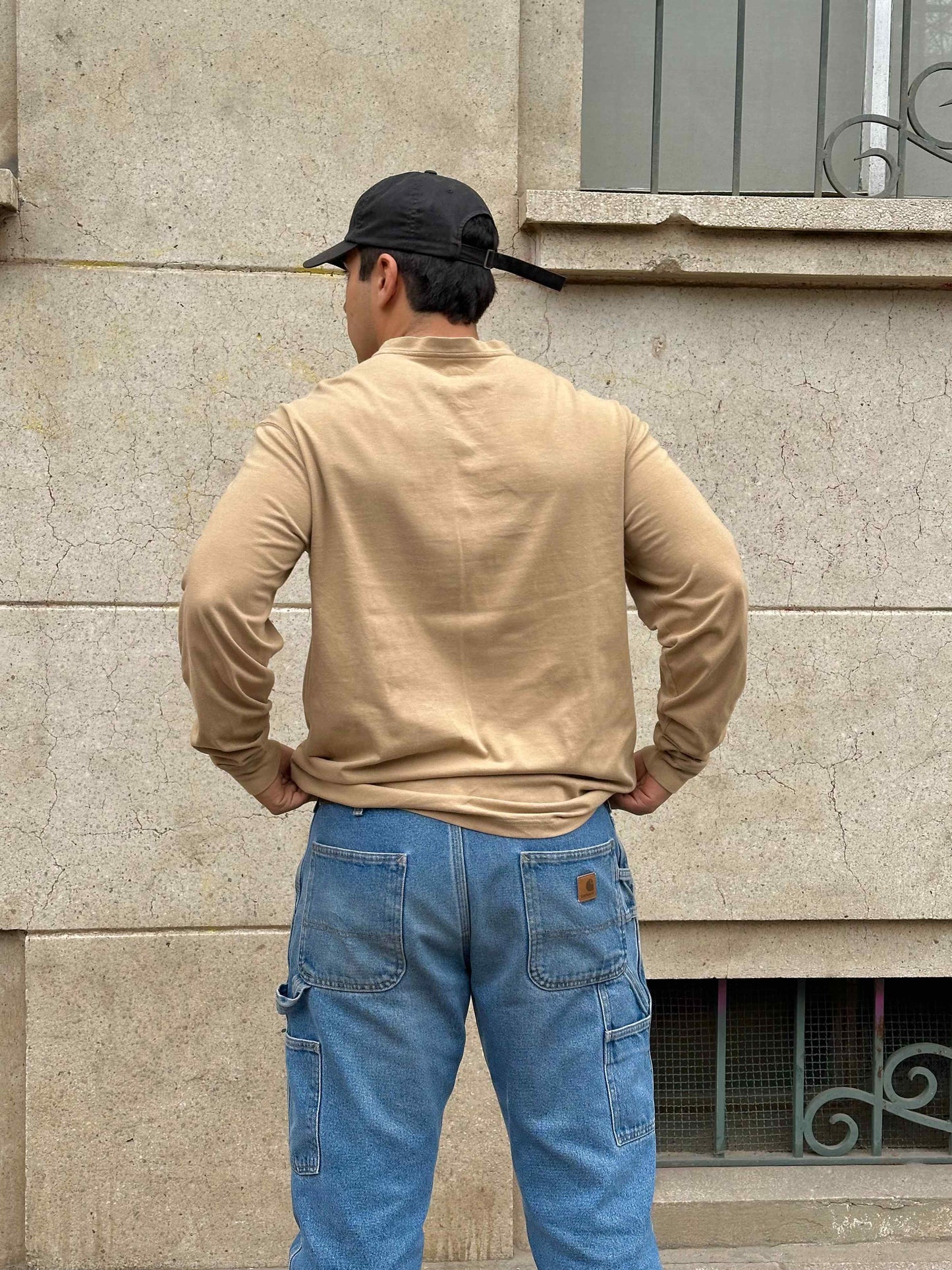 (XL) Reme Carhartt Work Dry Pocket Manga Larga Con Botones "Black Logo Over Beige"