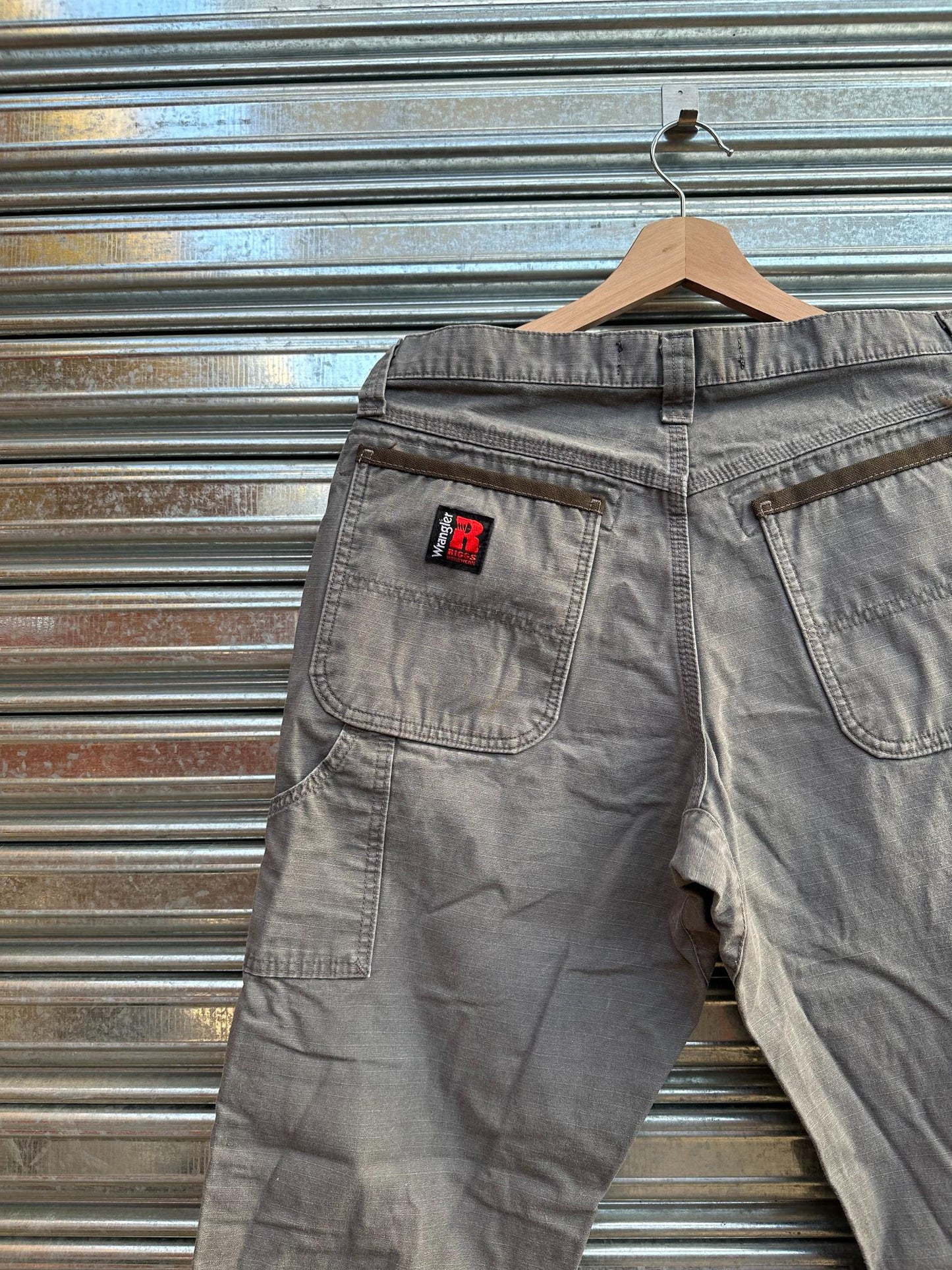 (32) Pantalón Carpintero Wrangler Rigs "Beige"